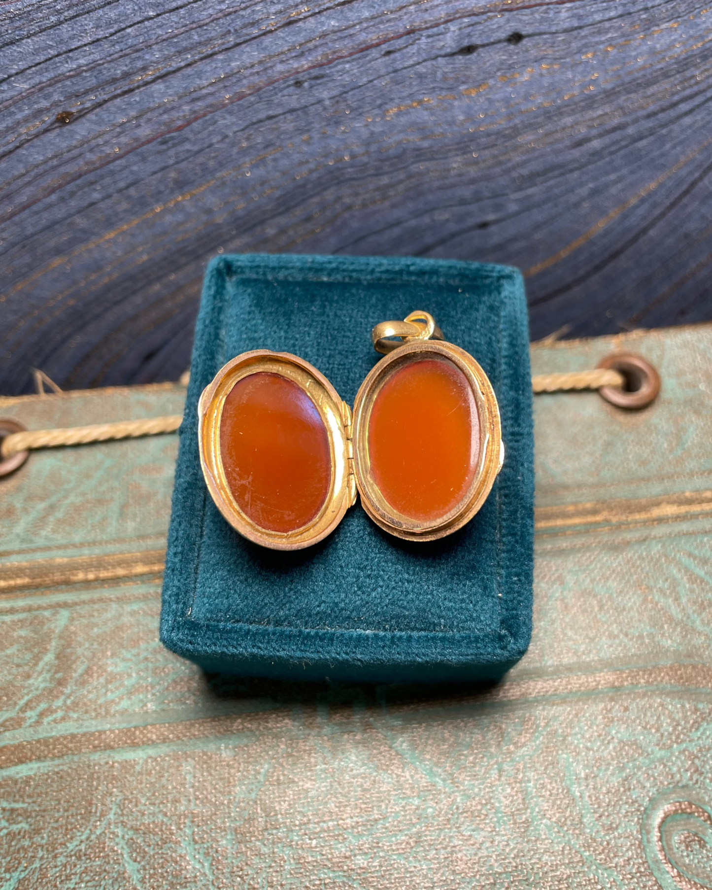 Agate Locket - 18k