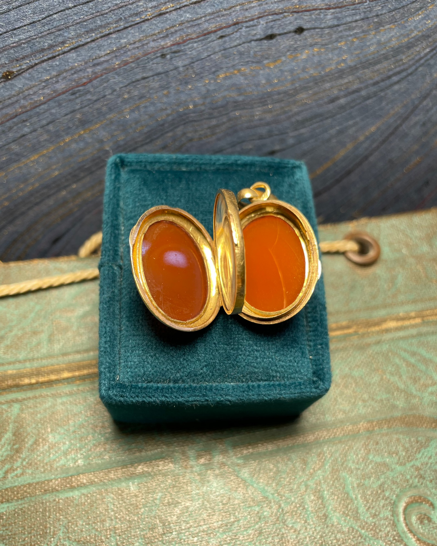 Agate Locket - 18k