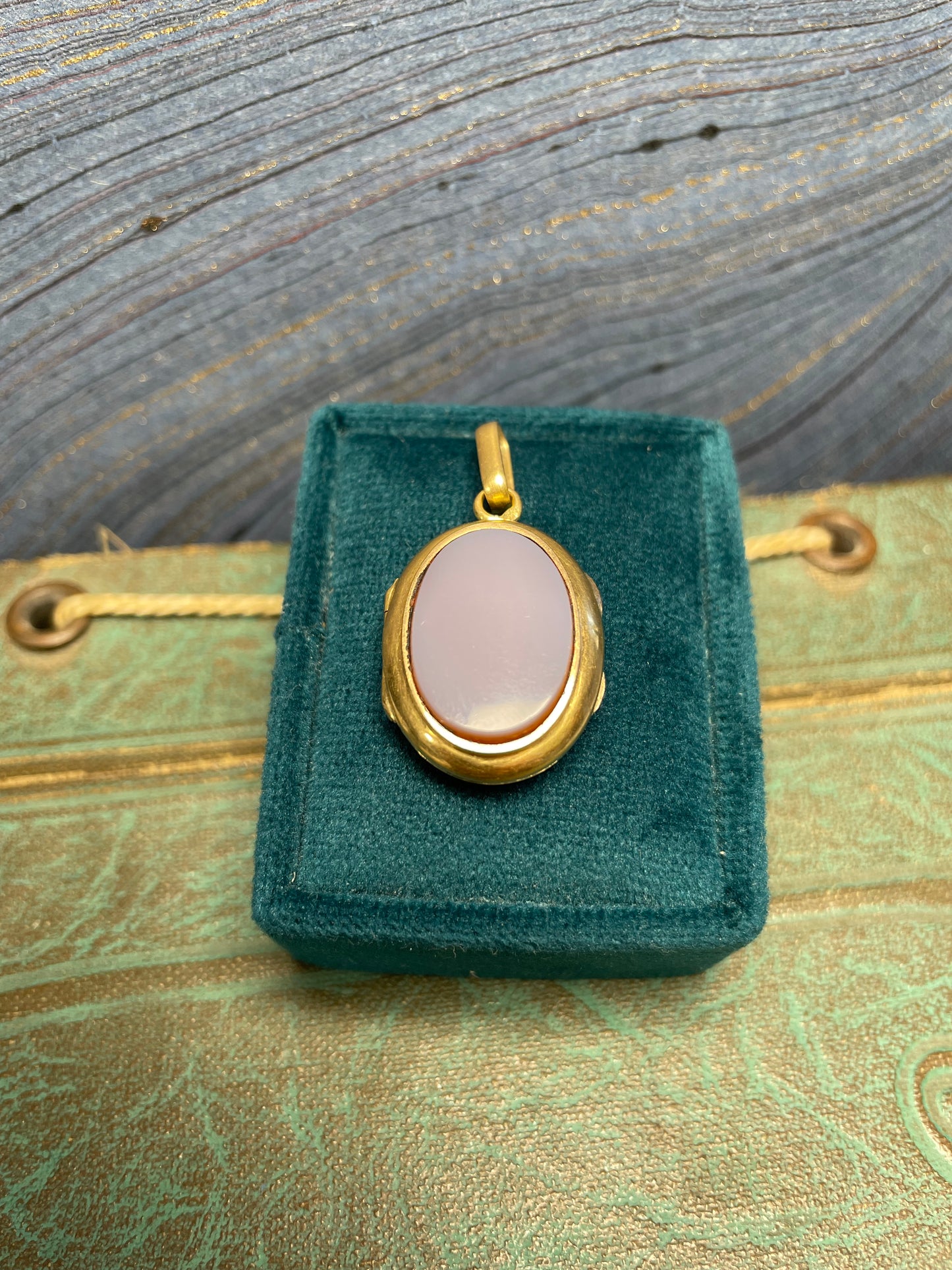 Agate Locket - 18k