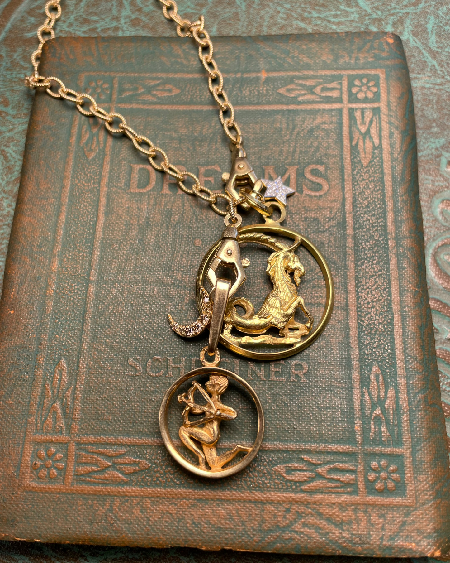Capricorn Medallion - 18k