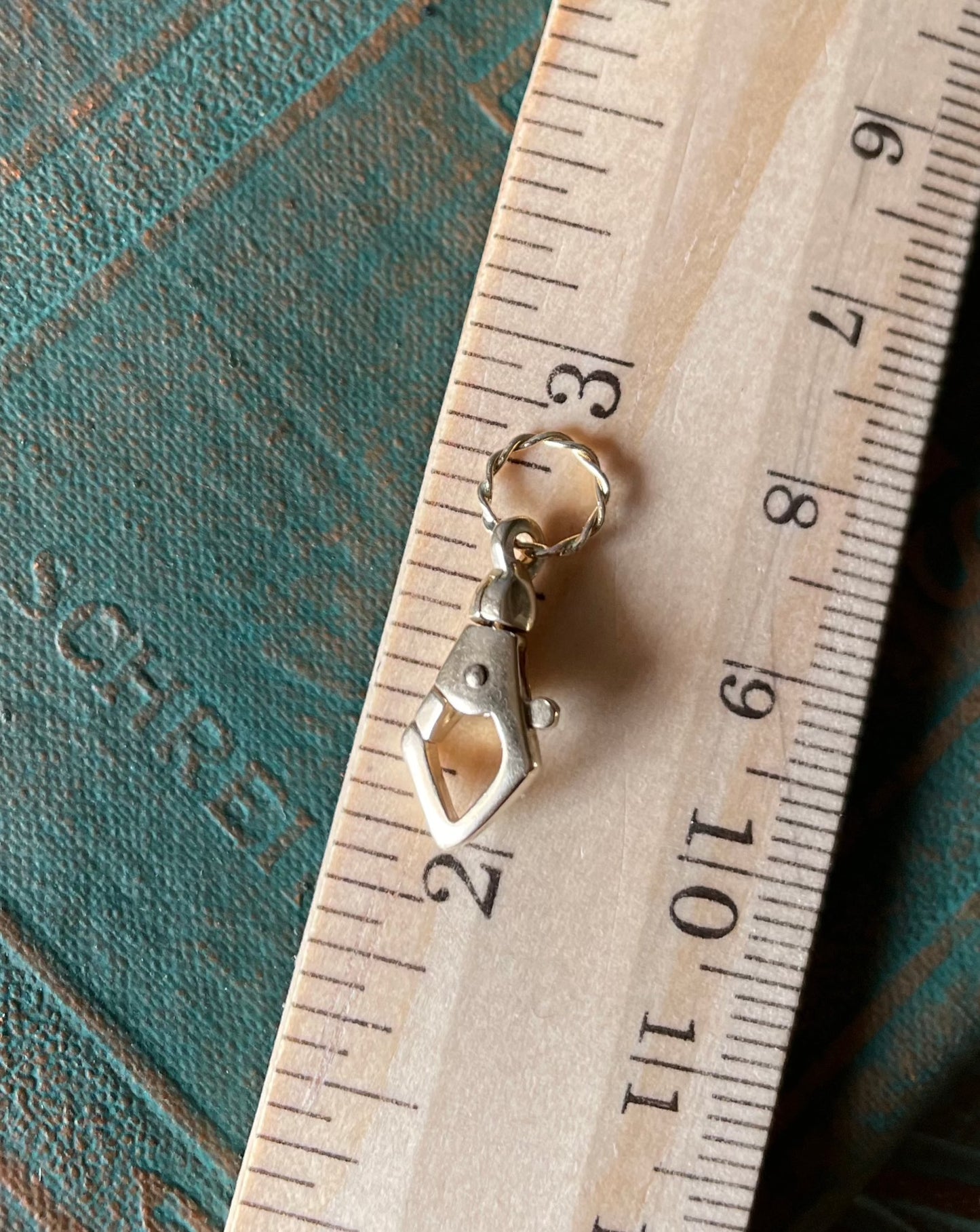 Pointer with a Twist Clasp Charm - 14k