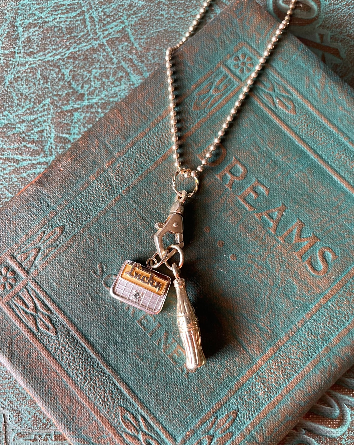 Pointer with a Twist Clasp Charm - 14k