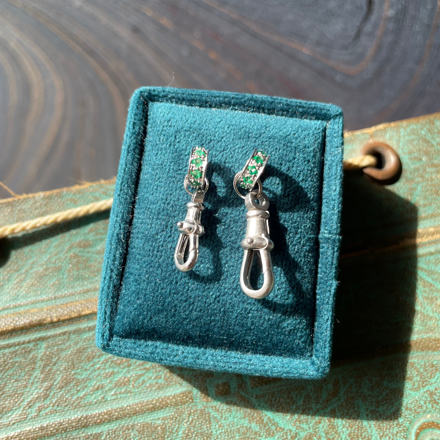 Dog Clip Stoned Emerald - 14k White