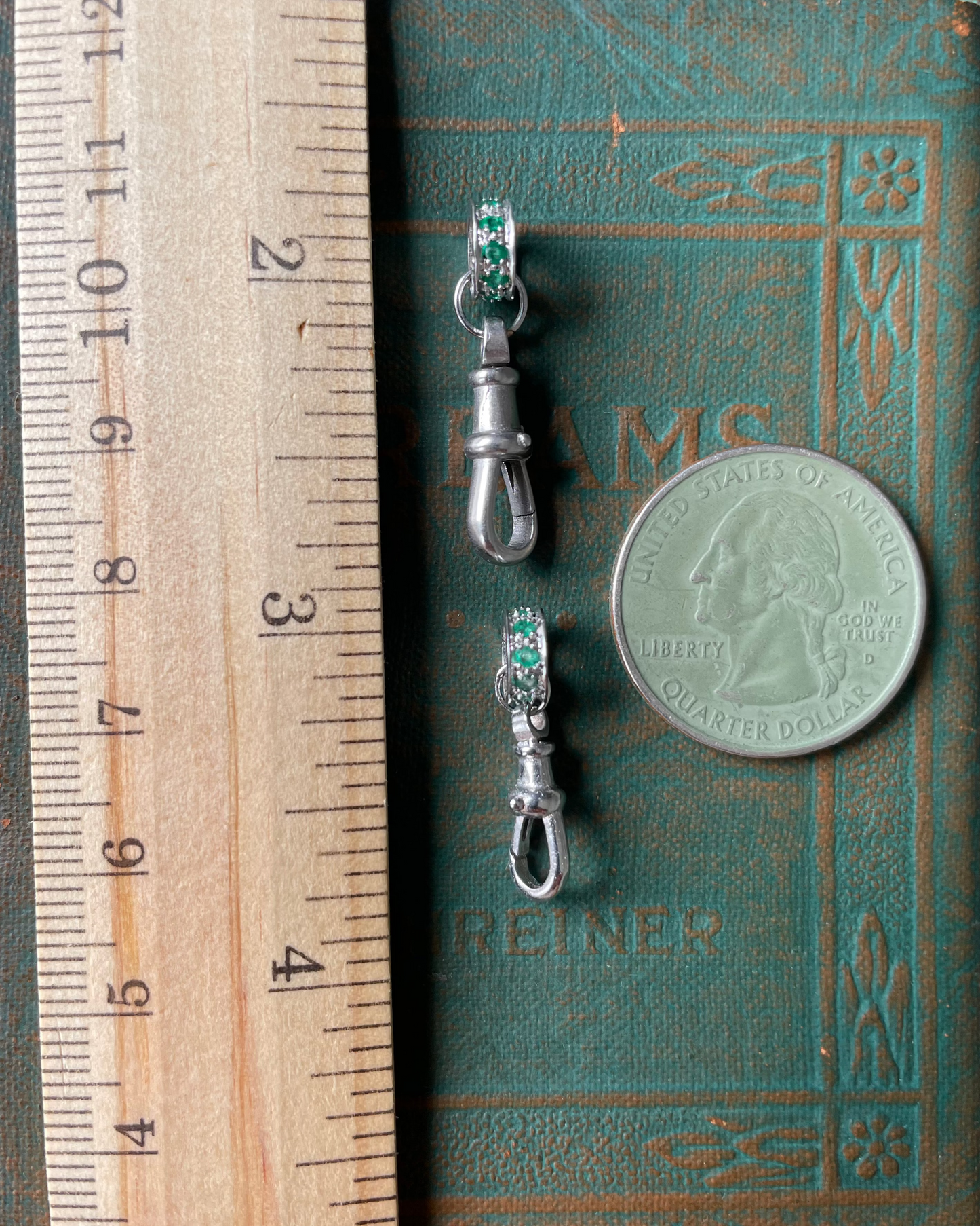 Dog Clip Stoned Emerald - 14k White