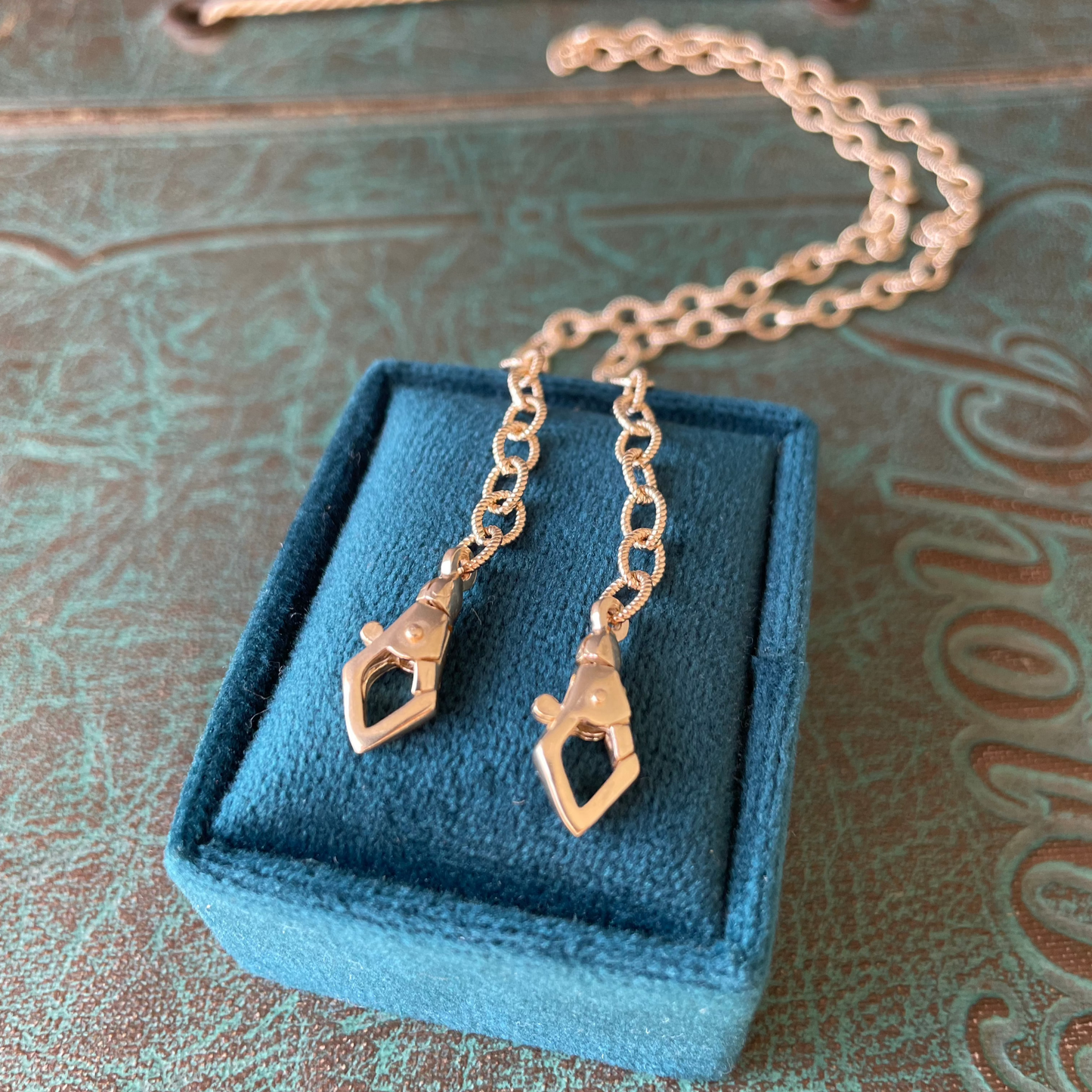 Double Pointer Twist Chain - 14k