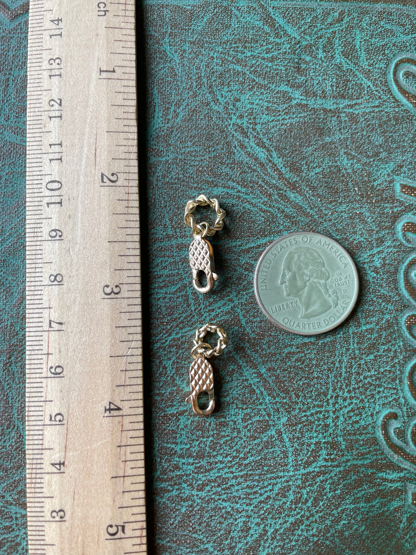 Chain & Quilt Clasp Charm - 14k