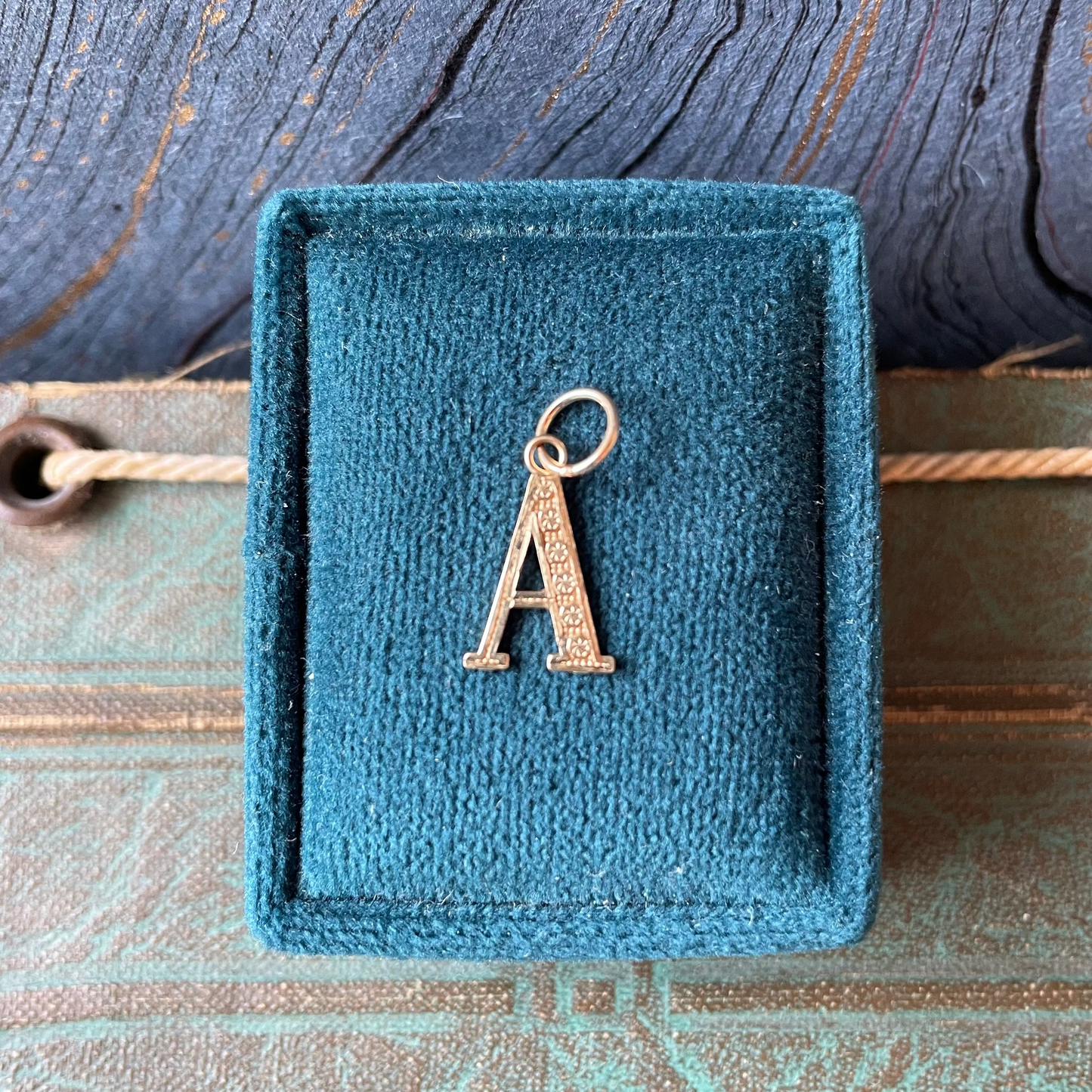 A Initial Charm - 10k