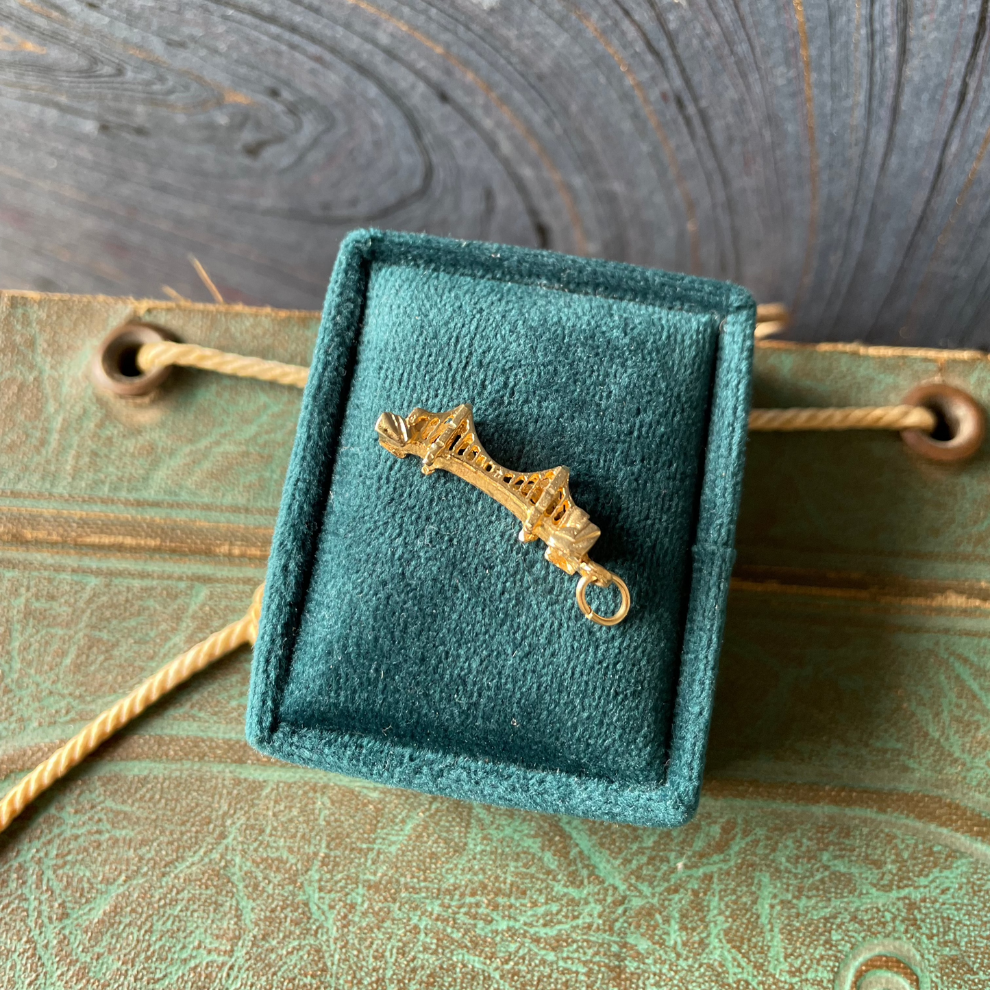 Golden Gate Charm - 13k