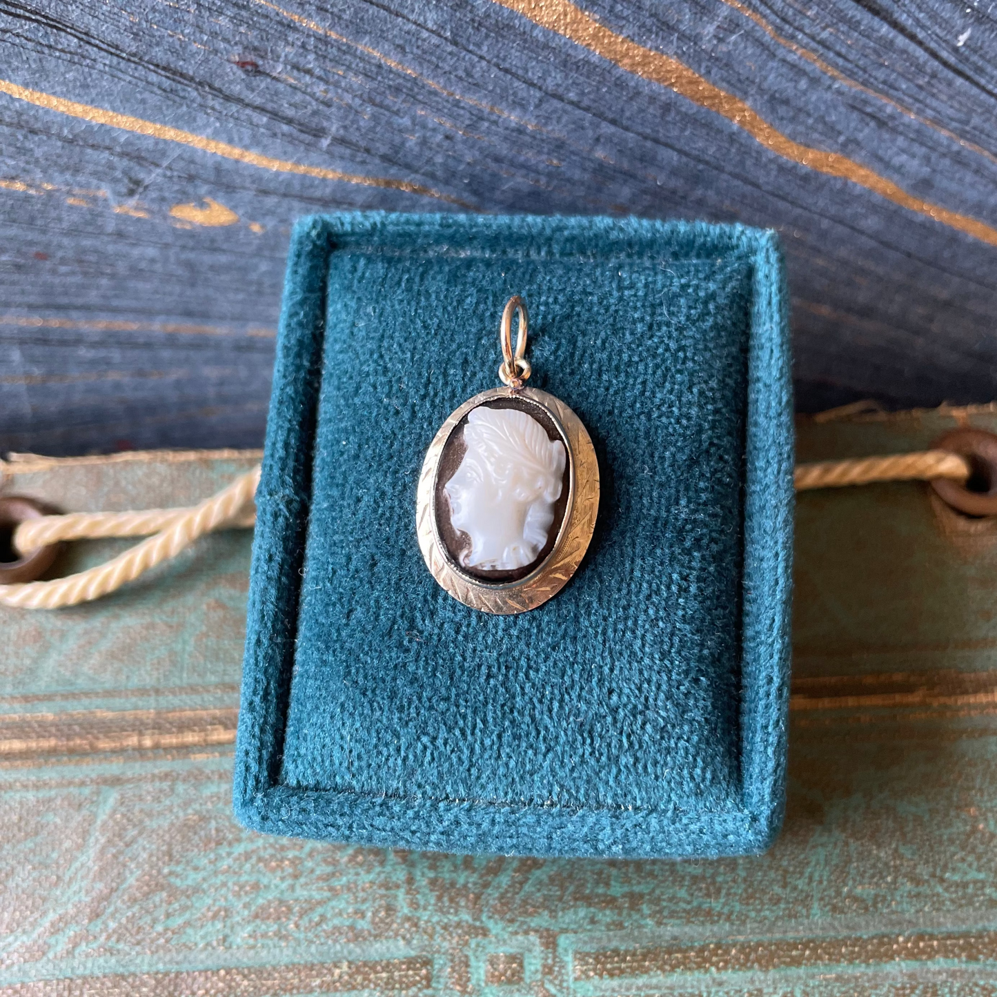 Classical Cameo Charm - 10k