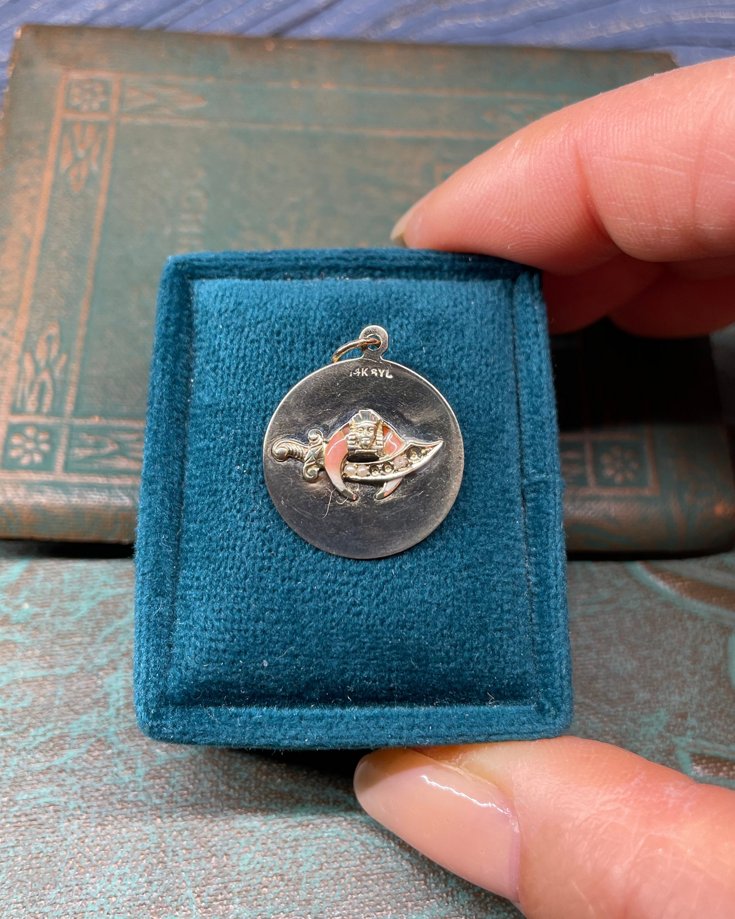 Shriner’s Charm - 13k