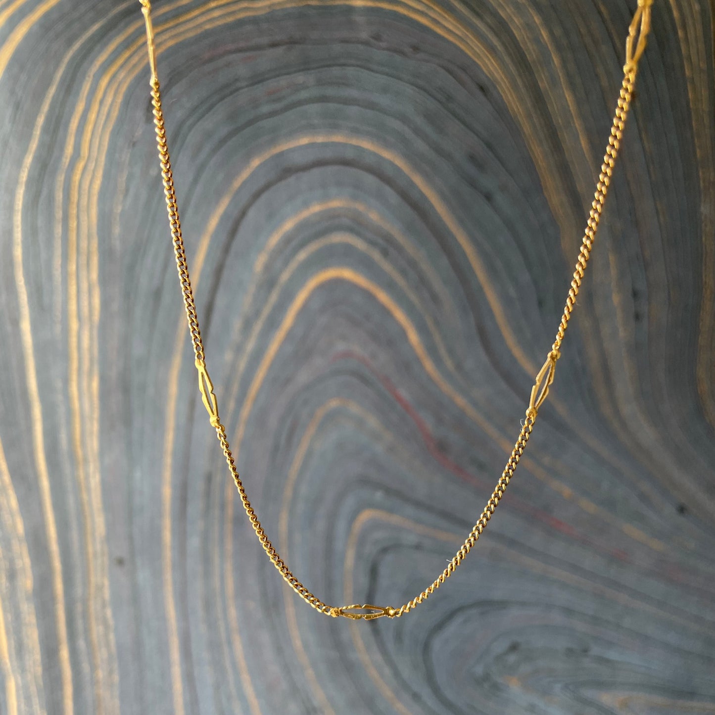 14k yellow gold lips station curb chain