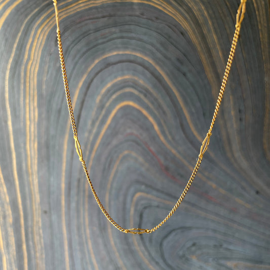 14k yellow gold lips station curb chain