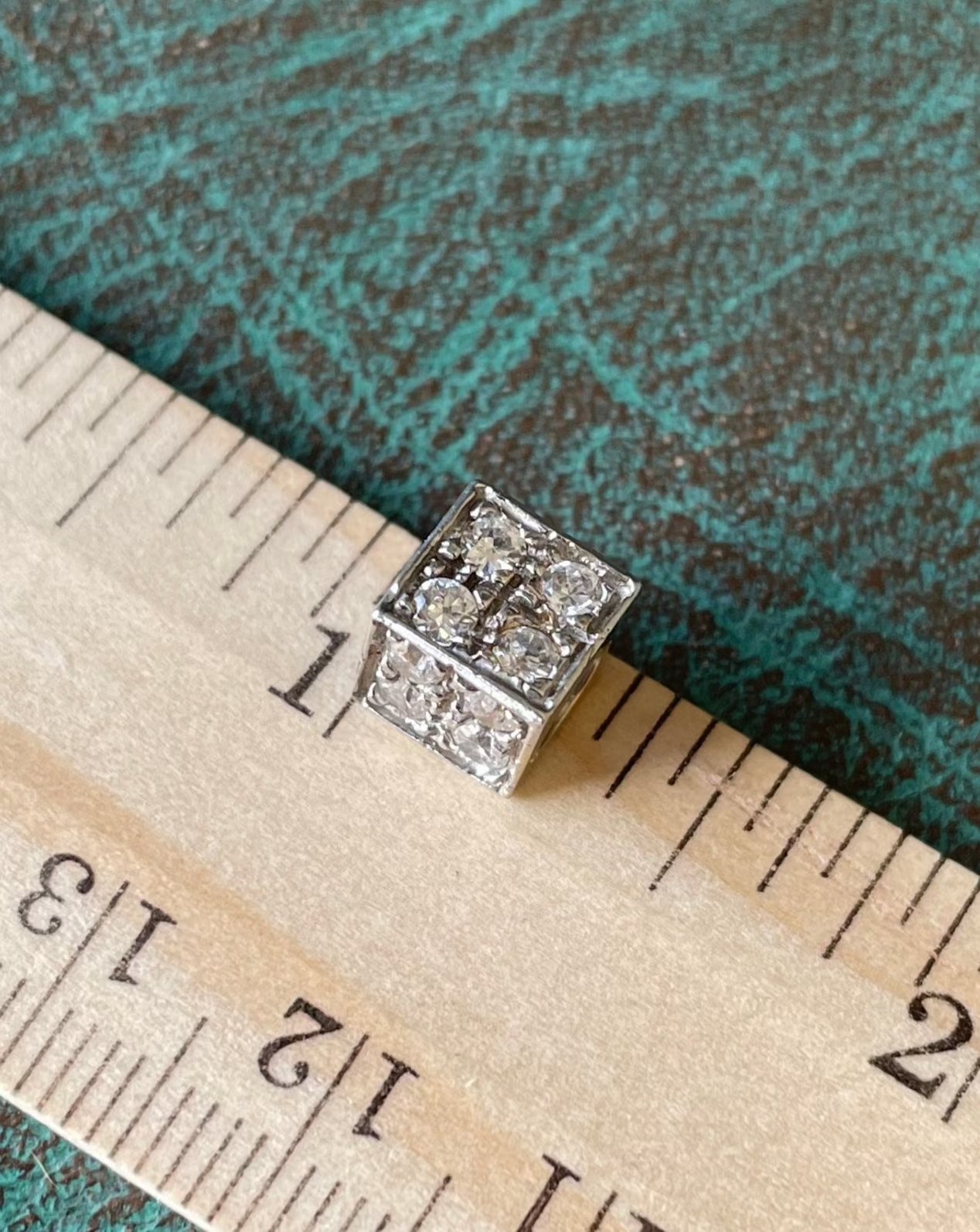 Stoned Cube Slider - 18k